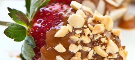 Клубника в соленой карамели с орехами