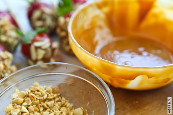 Клубника в соленой карамели с орехами