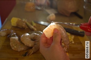 Жаренные креветки с лимонной травой и имбирем