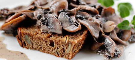 Грибное рагу с чесноком и тостом