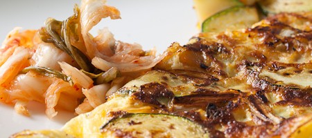 Омлет с овощами и кимчхи 