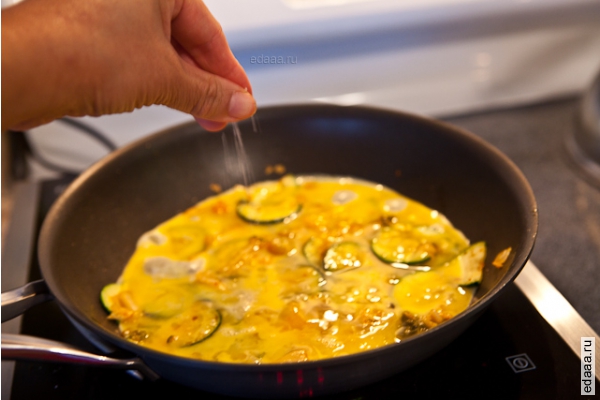 Омлет с овощами и кимчхи 