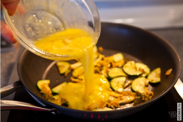 Омлет с овощами и кимчхи 