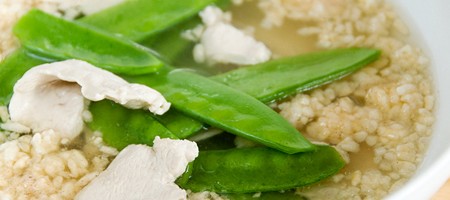 Сытный суп со снежным горошком и рисовыми лепешками.