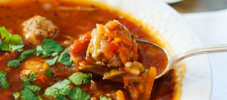 Ароматный суп с фрикадельками, помидорами и перцем чили.