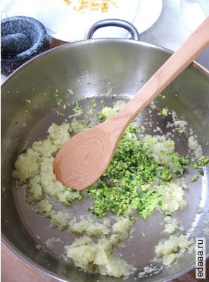 Индийская капуста с хрустящим нутом
