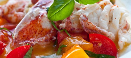 Нежное мясо омаров со свежими помидорами в соусе
