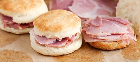 Воздушные домашние бисквиты с мясной начинкой.