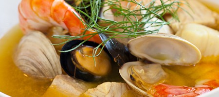 Тушенные средиземноморские морепродукты с травами и специями