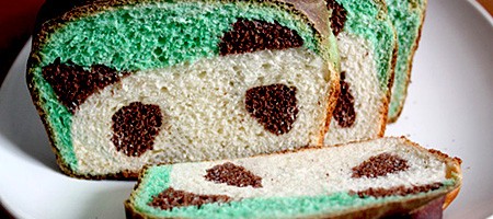 Оригинальный хлеб в виде панды из простых продуктов.