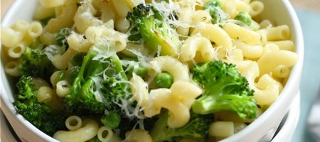 Макароны с брокколи и горохом