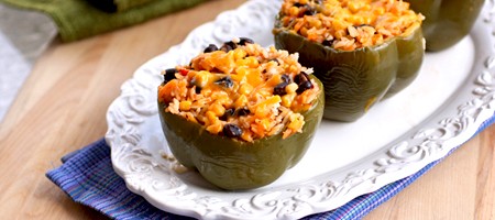 Ароматный перец с овощным фаршем из кукурузы и риса.