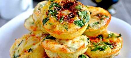 Аппетитная запеканка с сыром, зеленью и мексиканскими колбасками.