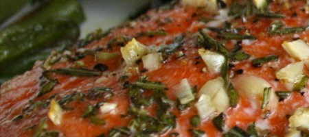 Аппетитный лосось с чесноком и розмарином