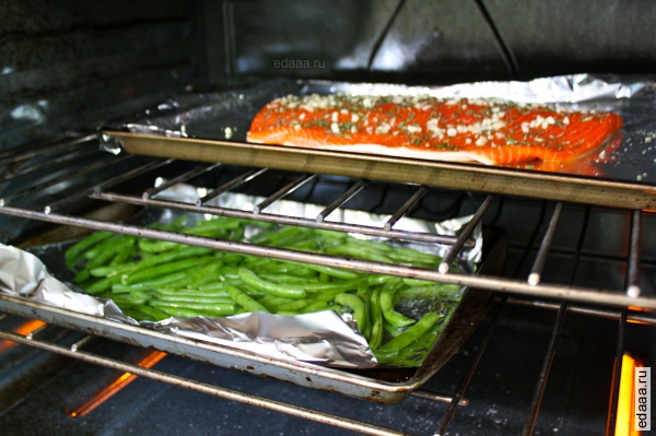 Лосось с розмарином и чесноком