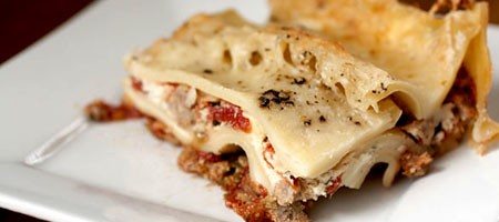 Запеченная лазанья с ароматной мясной начинкой, сыром и зеленью.