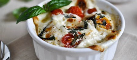 Яйца запеченные с сыром и овощами