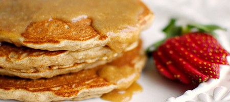 Оригинальные блинчики с сиропом и арахисовым маслом.