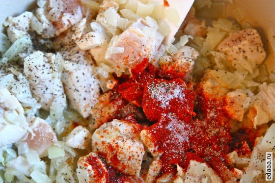 Курица с паприкой и пельменями