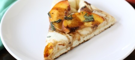 Сладкая пицца с персиками