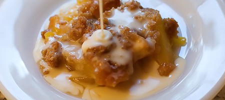 Персик Crisp с соусом Maple
