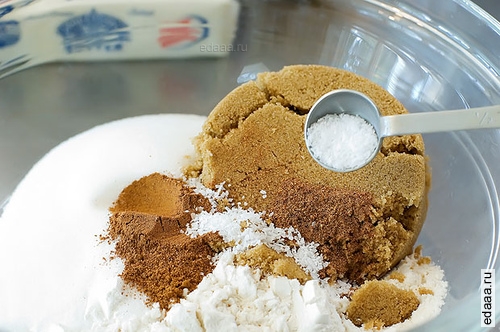 Персик Crisp с соусом Maple