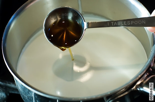 Персик Crisp с соусом Maple