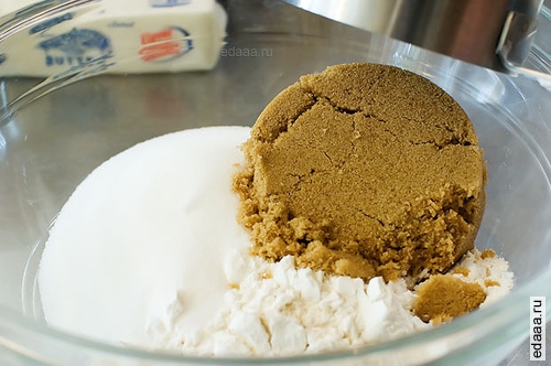 Персик Crisp с соусом Maple