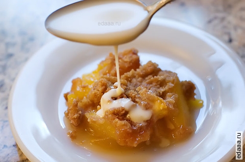 Персик Crisp с соусом Maple