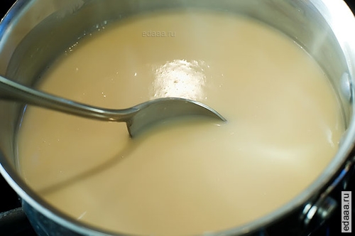 Персик Crisp с соусом Maple