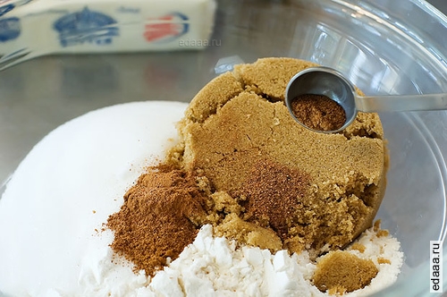 Персик Crisp с соусом Maple