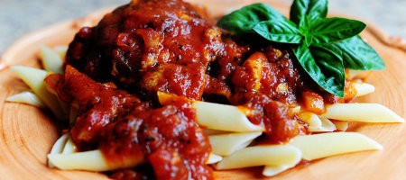 Рецепт простого приготовления вкусных бёдрышек с макаронами.