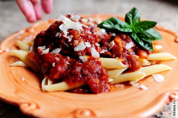 Куриные бёдрышки с макаронами и томатным соусом