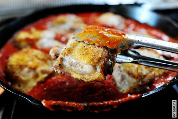 Куриные бёдрышки с макаронами и томатным соусом