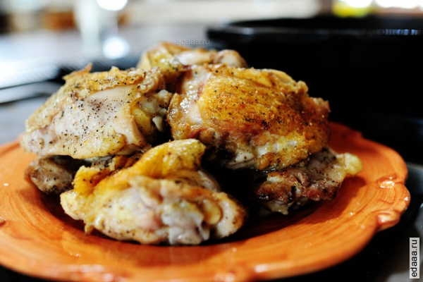 Куриные бёдрышки с макаронами и томатным соусом