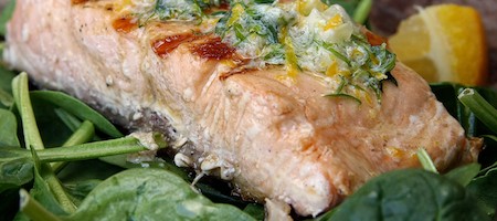 Жаренный лосось с пряным маслом и лимоном