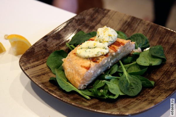 Жаренный лосось с пряным маслом и лимоном