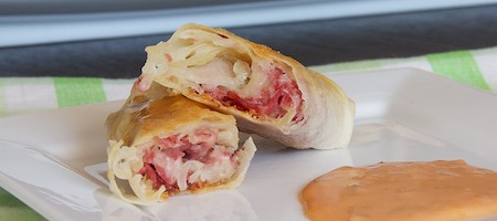 Оригинальные рулетики с солониной и квашенной капустой