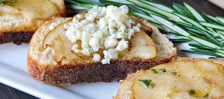 Жареная груша с бри и медом