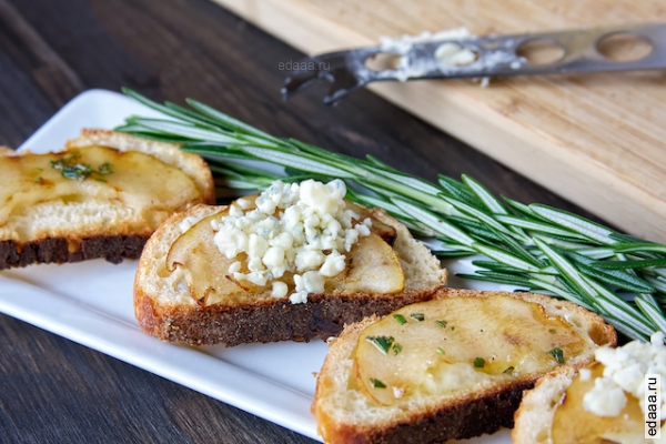 Жареная груша с бри и медом