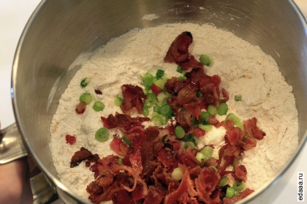 Сырные булочки с беконом и зеленым луком