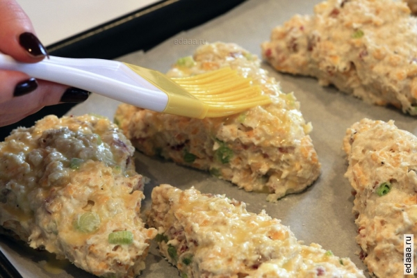 Сырные булочки с беконом и зеленым луком