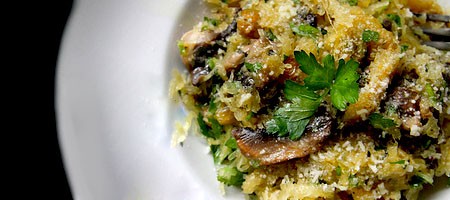 Запеченный кабачок-спагетти с грибами