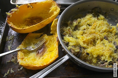 Запеченный кабачок-спагетти с грибами