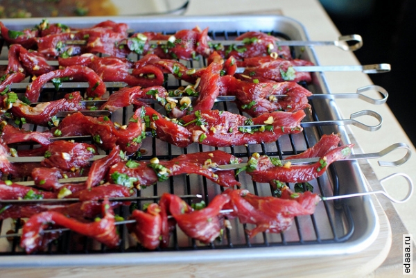 Говядина Satay с пряным арахисовым соусом