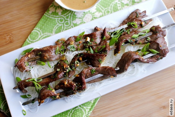 Говядина Satay с пряным арахисовым соусом