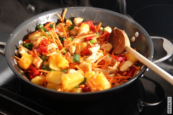 Пряная курица с ананасом
