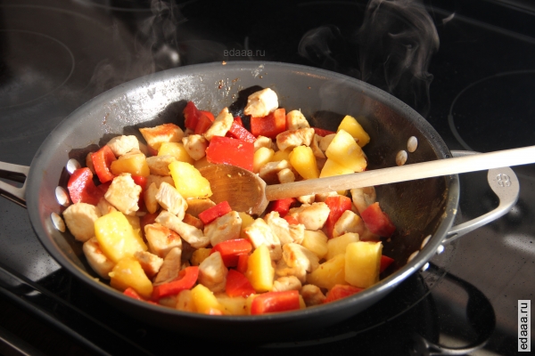 Пряная курица с ананасом