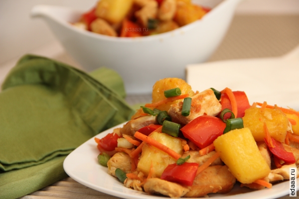 Пряная курица с ананасом