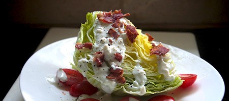 Хрустящий салат с домашним соусом, ветчиной и салатом Айсберг.